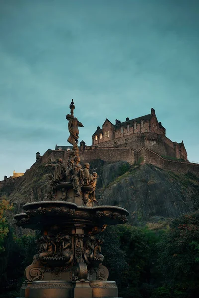 Castelo Edimburgo Com Fonte Como Famoso Marco Cidade Reino Unido — Fotografia de Stock