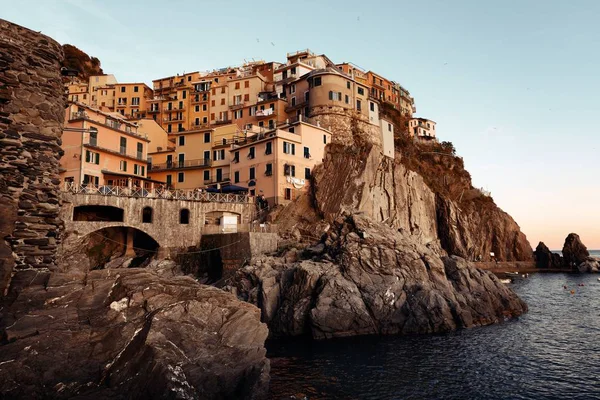 チンクエテッレ イタリア 崖上の建物が地中海沿岸に Manarola の風光明媚なビュー — ストック写真