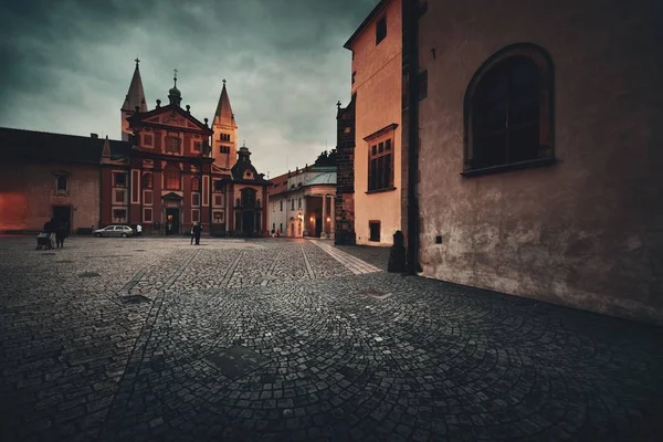 Geceleri Çek Cumhuriyeti Prag Şatosu 'ndaki St. Vitus Katedrali