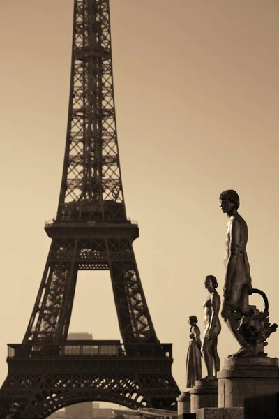 Eiffelturm Mit Statue Als Berühmtes Wahrzeichen Von Paris — Stockfoto