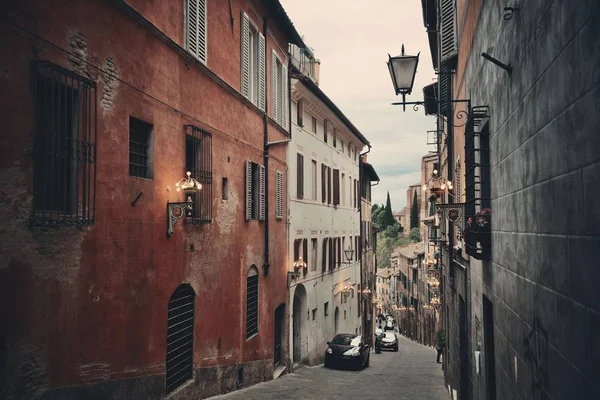 Siena, İtalya için eski binalar ile eski Caddesi'nin sokak görünümü