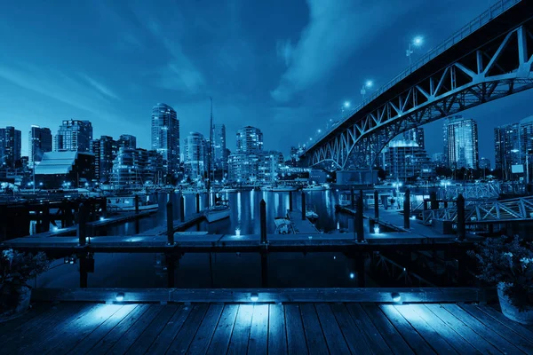 Ванкувер Фальс Крик Ночью Мостом — стоковое фото