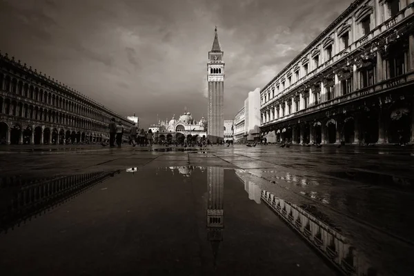 Zvonice Historické Budovy Odraz Piazza San Marco Benátkách Itálie — Stock fotografie