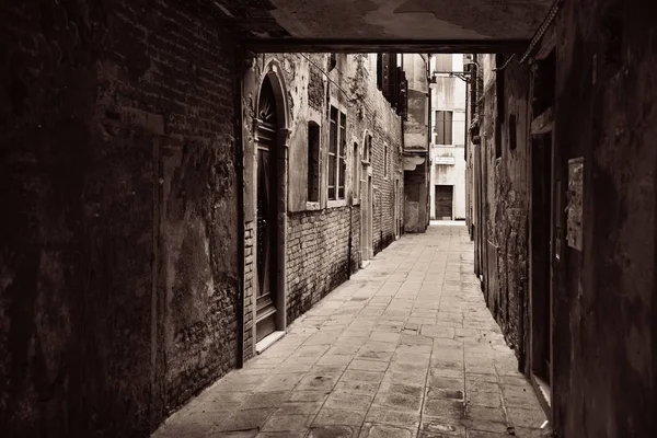 ヴェネツィア イタリアの歴史的建造物と路地の景色 — ストック写真