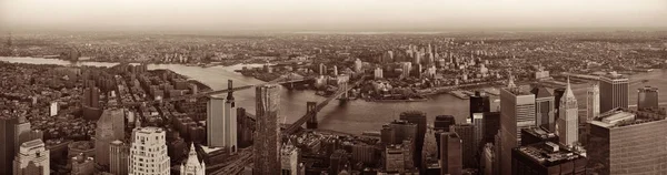 マンハッタンのダウンタウンの夕日の屋上パノラマビューニューヨーク市の都市高層ビルと — ストック写真