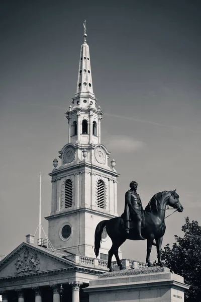 Martin Fältet Kyrka Trafalgar Square London Med Staty — Stockfoto