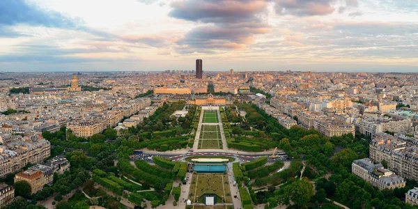Paris şehrinin gökyüzü çatısı gün batımında, Fransa.