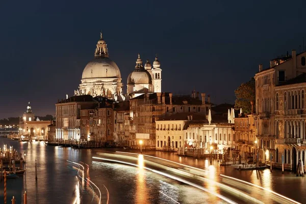 Grande Canal Veneza Movimentado Com Trilhas Leves Noite Itália — Fotografia de Stock