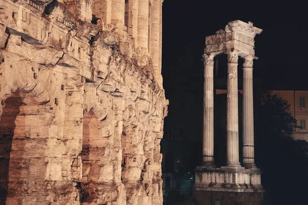 イタリア ローマの夜に歴史的遺跡を持つマルセロ劇場 — ストック写真