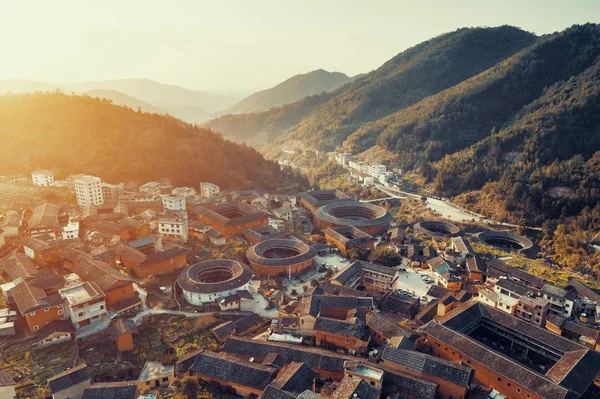 Tulou hava görünümünü gün batımında, Hakka Fujian, Çin içinde benzersiz konutlar.