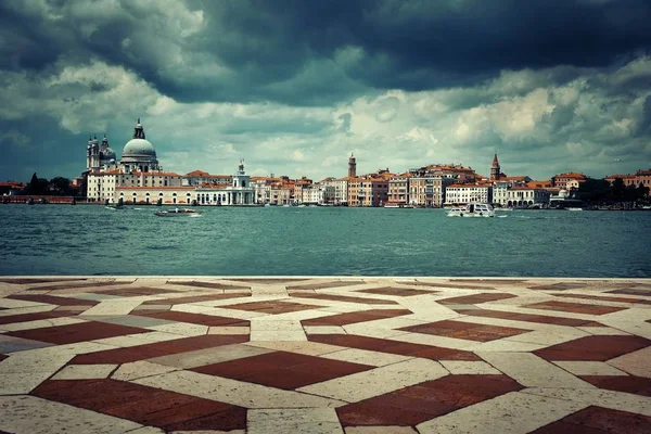 Stadtsilhouette Von Venedig Und Bodenmuster Von Der Hafenpromenade Italien Aus — Stockfoto