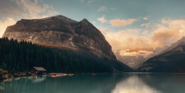 Banff Εθνικό Πάρκο Λίμνη Louise Ανατολή Πανόραμα Βουνά Και Δάση — Φωτογραφία Αρχείου