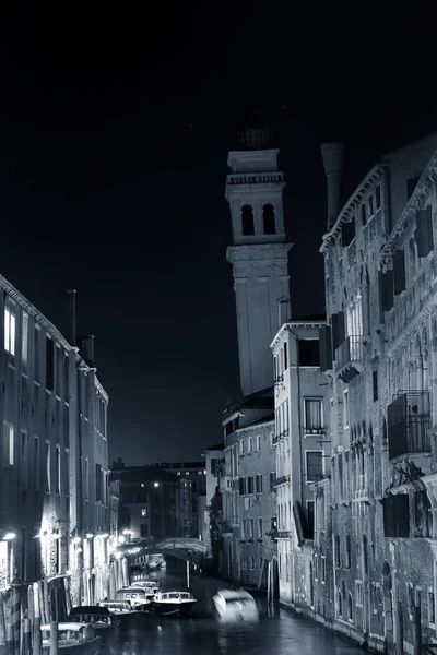 Gracht Van Venetië Night Met Klokkentoren Italië — Stockfoto