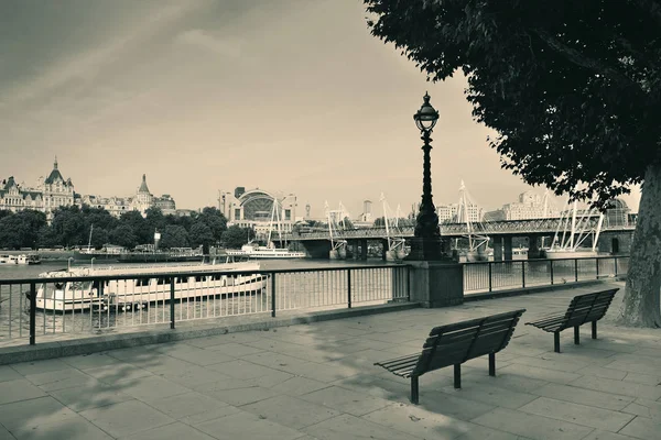 Westmünsterpanorama Mit Stühlen Wasser London — Stockfoto