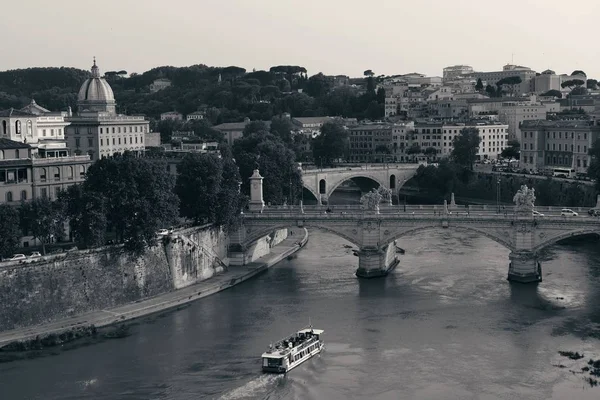 Ponte Vittorio Emanuele Río Tíber Con Barco Turístico Roma Italia —  Fotos de Stock