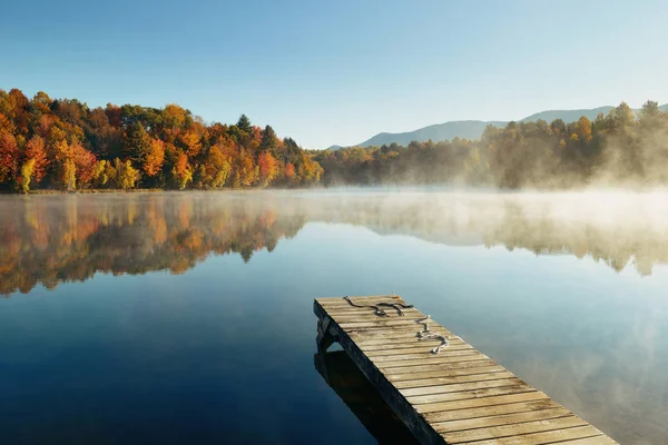 Folhagem Outono Lago Nevoeiro Manhã Com Doca Barco — Fotografia de Stock