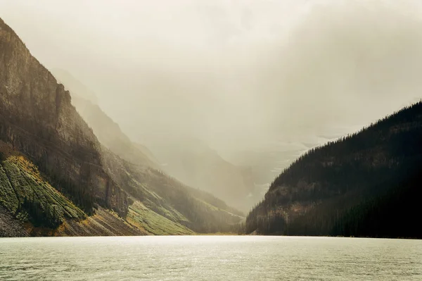 Lake Louise Banff Nationaal Park Met Bergen Bos Canada — Stockfoto