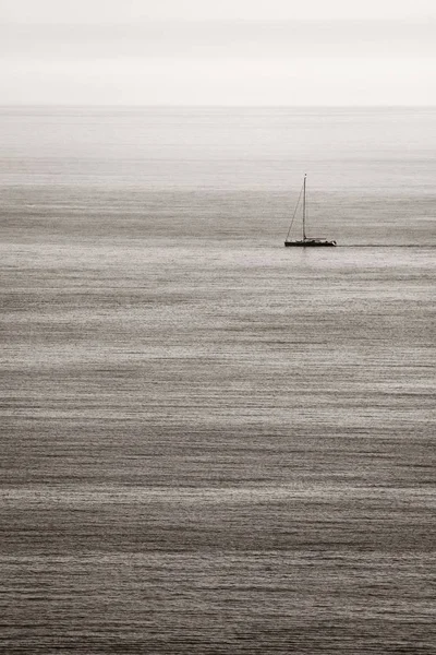 Barco Solitário Mar Mediterrâneo Com Fundo Abstrato — Fotografia de Stock