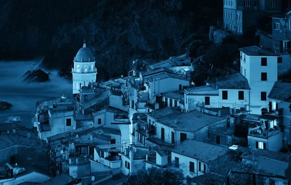 画期的な教会の鐘タワーとヴェルナッツァ チンクエ テッレ イタリアの つの村の つの夜の建物 — ストック写真