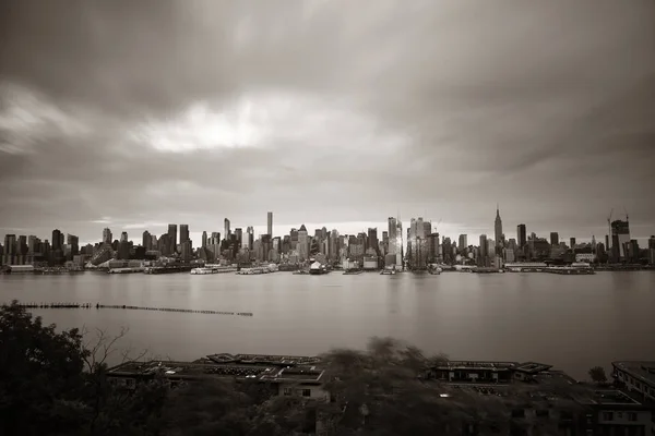 曼哈顿市中心的摩天大楼和纽约市的天际线 — 图库照片