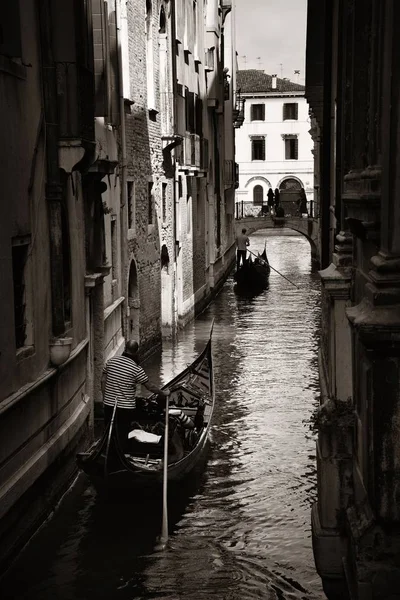 Гондола Їде Каналом Історичними Будівлями Венеції Італія — стокове фото