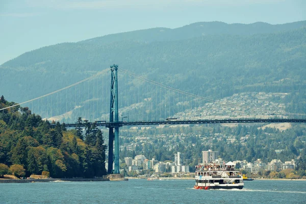 Vancouver Navio Cruzeiro Lions Gate Bridge Sobre Mar — Fotografia de Stock