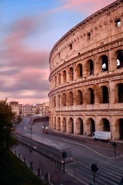 Colosseum Výhledem Ulice Při Západu Slunce Svět Známou Dominantou Symbolem — Stock fotografie