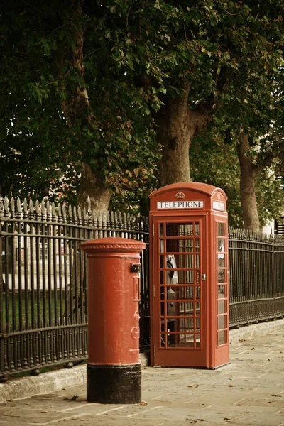 Piros Telefon Postaláda Utcán Történelmi Építészettel Londonban — Stock Fotó