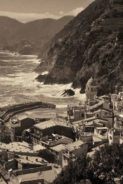 意大利Cinque Terre的Vernazza在海上岩石上建造的建筑物 — 图库照片