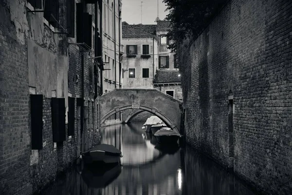 歴史的建造物は イタリアでヴェネツィア運河ビュー — ストック写真