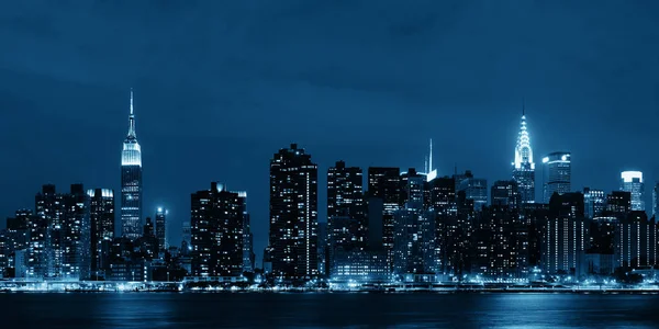 Midtown Manhattan siluetinin Hudson Nehri üzerinde alacakaranlıkta