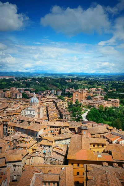 中世の町シエナの屋上からの眺めイタリアの歴史的建造物 — ストック写真