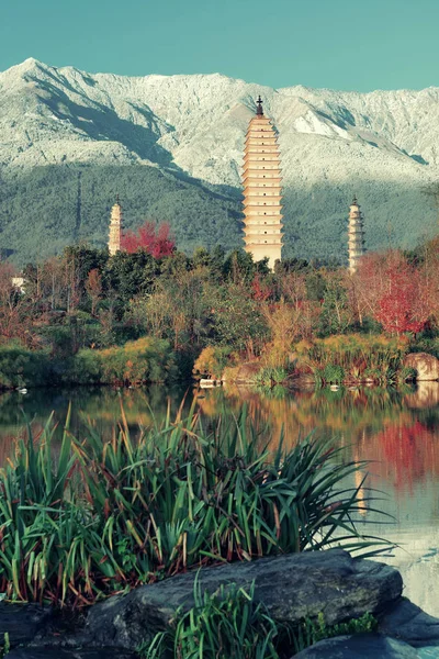 Antica Pagoda Nel Centro Storico Dali Con Neve Sul Monte — Foto Stock