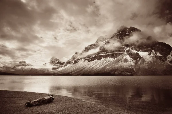 Jezioro Łuk Śnieg Ograniczona Gór Lasów Banff National Park — Zdjęcie stockowe
