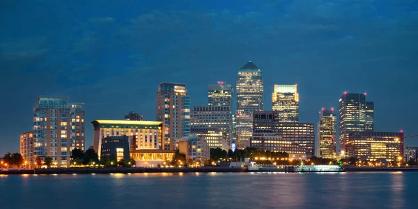 伦敦金丝雀码头商业区夜间在泰晤士河上空 — 图库照片