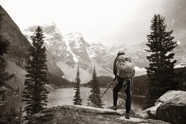 Escursionista Morena Lago Con Montagna Innevata Del Banff National Park — Foto Stock