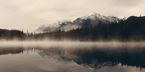 Lake Herbert Panoráma Egy Ködös Reggel Gleccserek Hegy Visszaverődés Banff — Stock Fotó