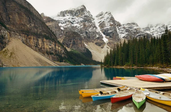 Jeziora Morenowe Łodzi Śniegu Ograniczona Górskich Banff National Park Kanadzie — Zdjęcie stockowe