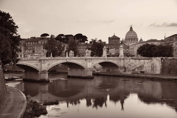 在梵蒂冈的河畔和圣彼得大教堂的景色 — 图库照片