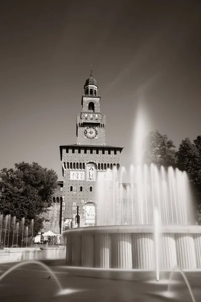 意大利米兰的地标Sforza城堡和喷泉 — 图库照片