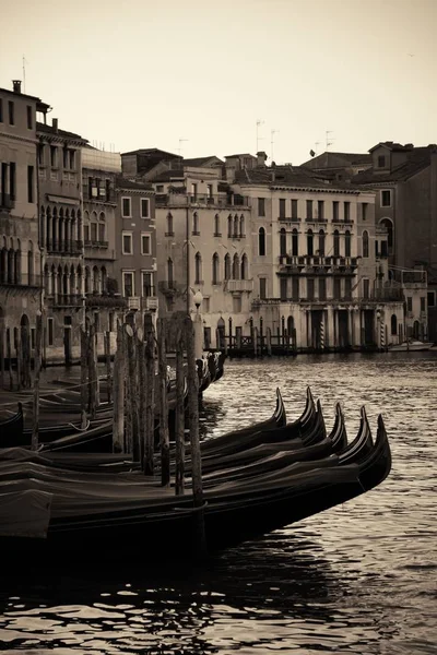 Gondole Parc Dans Eau Dans Canal Venise Avec Des Bâtiments — Photo