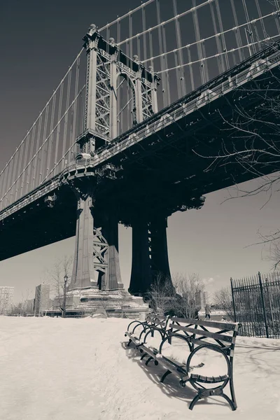 Manhattan Bridge Close Met Stoel Winter New York City — Stockfoto
