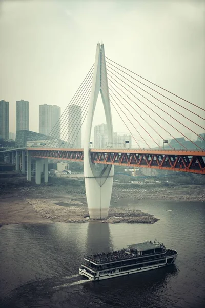 Boot Unter Brücke Mit Städtischer Architektur Chongqing China — Stockfoto