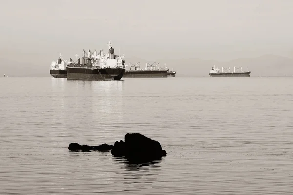 Lastfartyg Och Stenar Havet Vid Soluppgången Vancouver — Stockfoto