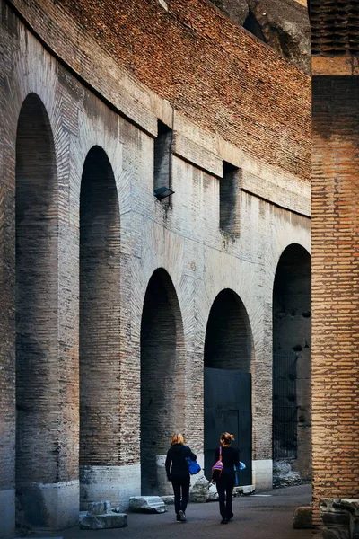 Tourists Walk Archway Colosseum World Known Landmark Symbol Rome Italy — Stock Photo, Image