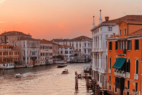 歴史的な建物とヴェネツィアの壮大な運河の夕日の景色 イタリア — ストック写真