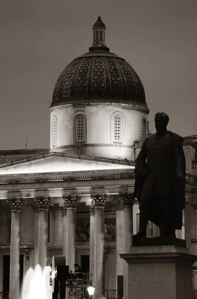 Plac Trafalgar Square Nocy Fontanną National Gallery Londynie — Zdjęcie stockowe