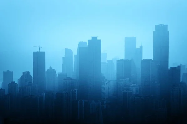 重庆的城市建筑与中国的城市天际被雾笼罩 — 图库照片