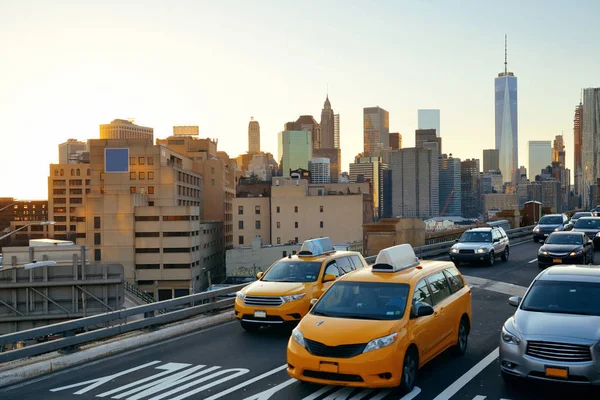 在布鲁克林大桥上的摩天大楼和汽车的纽约市天际线全景 — 图库照片