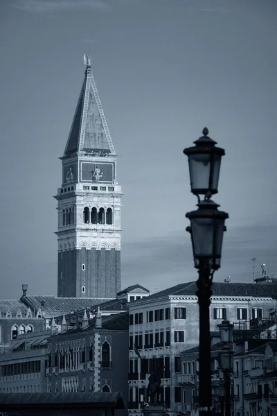 聖マーク教会の時計塔と通り イタリア — ストック写真